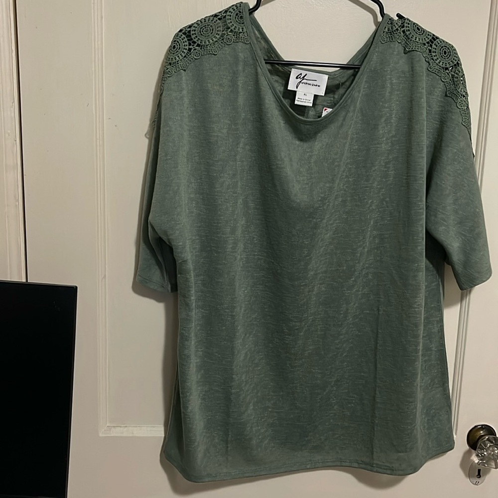 Woman’s XL Andrea Jovine -emerald top crocheted sleeves